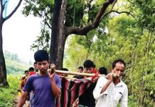 বাঁশ-কাপড়ের দোলায় ১০ কিমি পাহাড়ি পথ পেরিয়ে হাসপাতালে প্রসূতি