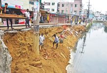 রিটেইনিং ওয়ালসহ ধসে গেল সড়কটির ১শ ফুট
