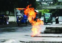 সড়কের মাঝখানে হঠাৎ জ্বলে উঠল আগুন