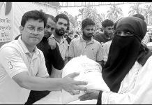 দুস্থদের মাঝে এ জে খাঁন ফাউন্ডেশনের চাল বিতরণ