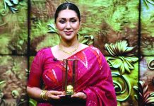 অপুর হাতে ‘সোনার কলস’