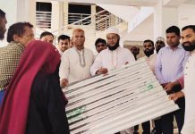 বাঁশখালীতে অগ্নিকাণ্ডে ক্ষতিগ্রস্তদের মাঝে টেউটিন ও নগদ অর্থ বিতরণ