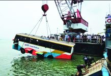 দৌলতদিয়া ফেরিঘাটে আবারও বাস পড়ল নদীতে