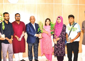চবিতে প্লাস্টিকের বিনিময়ে গাছ বিতরণের ব্যতিক্রমী উদ্যোগ