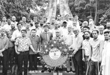 স্বাধীনতা স্মৃতিস্তম্ভ, শহীদ মিনার ও বুদ্ধিজীবী চত্বরে চবির নবনিযুক্ত দুই উপ-উপাচার্যের শ্রদ্ধা নিবেদন