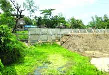 কালভার্ট ঘেঁষে বাউন্ডারি দেয়াল, জলাবদ্ধতার শঙ্কা