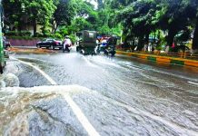 অপটিক্যাল ফাইবারের কাজে কাটা পড়ল ওয়াসার পাইপ, পানিতে ভাসলো চেরাগী মোড়