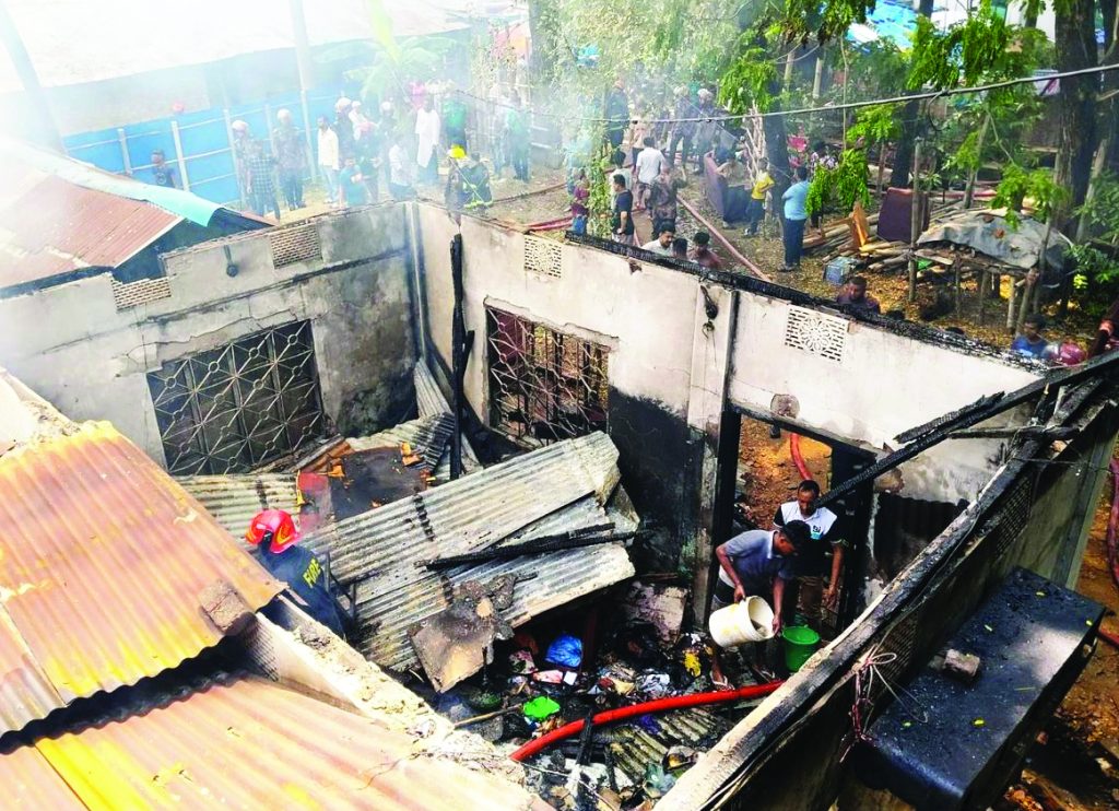হালিশহরে আগুনে পুড়েছে ৫ বসতঘর – দৈনিক আজাদী
