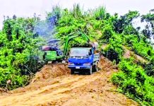 বান্দরবানে প্রকাশ্যে চলছে পাহাড় কাটা