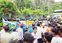 মায়ের কোল থেকে ছিটকে পড়ে শিশুর মৃত্যু, উপড়ে গেল বাসের চাল