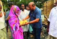 অগ্নিকাণ্ডে ক্ষতিগ্রস্তদের মাঝে চন্দনাইশ সমিতির নগদ অর্থ সহায়তা প্রদান
