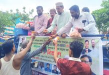 ফিরিঙ্গী বাজারে খাবার ও শরবত বিতরণ