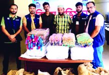 হাটহাজারীতে ৪১ লাখ টাকার ভারতীয় শাড়ি-থ্রি পিস জব্দ মিনি ট্রাকসহ গ্রেপ্তার ২