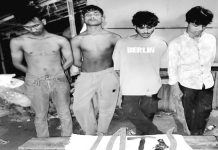 খেলনা পিস্তল ও ধারালো অস্ত্রসহ ৪ জনকে ধরে পুলিশে দিল স্থানীয়রা