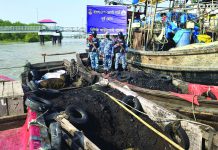 কর্ণফুলী নদীতে তিন টন খনিজ কয়লাসহ দুটি নৌকা জব্দ