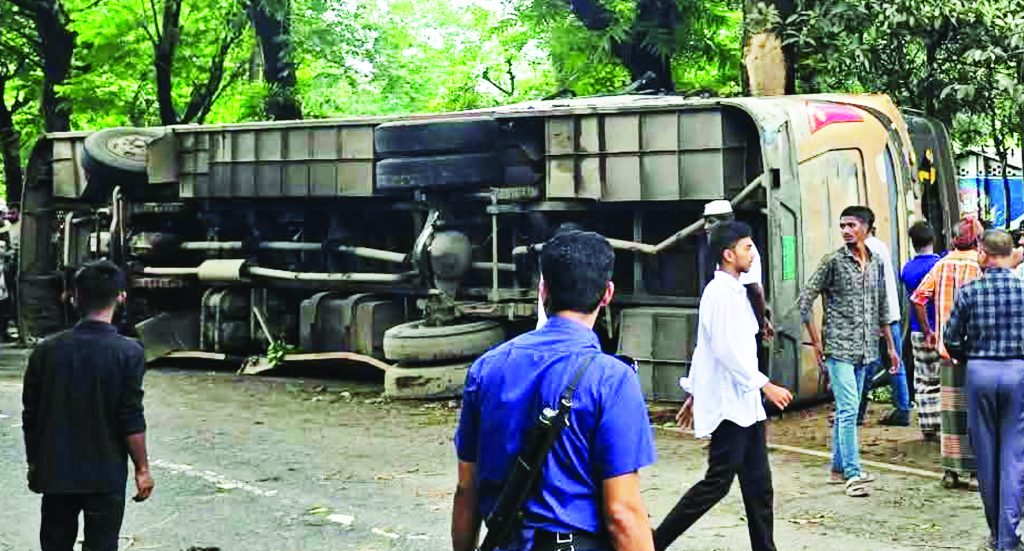 লোহাগাড়ায় পিকনিকের বাস উল্টে নারীসহ আহত ১৫ – দৈনিক আজাদী