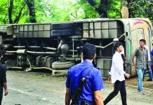 লোহাগাড়ায় পিকনিকের বাস উল্টে নারীসহ আহত ১৫