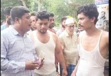 অস্ত্র ও টেক্সিসহ দুজনকে ধরে পুলিশে দিল জনতা