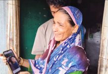 মোবাইলে ছেলের ছবি দেখে মায়ের কান্না