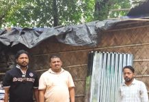 রাউজানে অসচ্ছল পরিবারের মাঝে ঢেউটিন বিতরণ