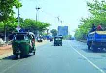মহাসড়কে তিন চাকার গাড়ির দাপট