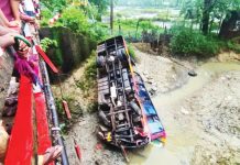 টেকনাফে ব্রিজের রেলিং ভেঙে খাদে মিনিবাস