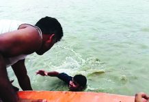 সাগরে ভেসে যাচ্ছিল ৪ পর্যটক, গ্রাম পুলিশ ও স্থানীয়দের সহযোগিতায় উদ্ধার