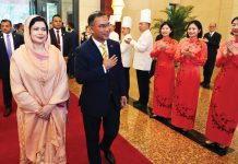 বেইজিংয়ে প্রধানমন্ত্রীকে লাল গালিচা সংবর্ধনা
