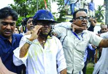 পশ্চিমবঙ্গে মমতার ভাতিজার ওপর হামলা : ছিঁড়ল জামা, পড়ল ডিম