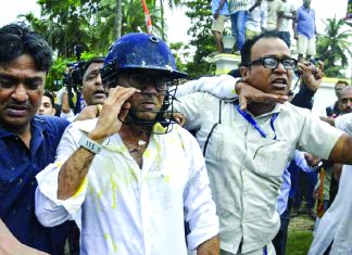 পশ্চিমবঙ্গে মমতার ভাতিজার ওপর হামলা : ছিঁড়ল জামা, পড়ল ডিম