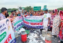 সড়কে মাছ ও বরফ ঢেলে জেলেদের প্রতীকী প্রতিবাদ