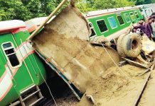ট্রেনের ধাক্কায় দুমড়ে মুচড়ে গেল বালুবোঝাই ট্রাক