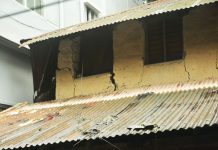 রুমঘাটায় মাটির দোতলা বাড়িতে ফাটল, ঝুঁকি