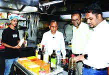 খাদ্য দ্রব্যে তেলাপোকা ও বাসি খাবার বিক্রি