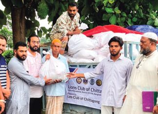 লোহাগাড়ায় বন্যাকবলিত পরিবারের পাশে লায়ন্স ক্লাব অব চিটাগং