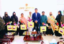 জুলাই শহীদদের স্বজনদের কথা শুনলেন ডিসি, দিলেন পাশে থাকার প্রতিশ্রুতি