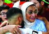 গ্যালারিতে মায়ের সঙ্গে জয় উদযাপন করলেন সাইবারি