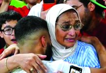 গ্যালারিতে মায়ের সঙ্গে জয় উদযাপন করলেন সাইবারি