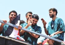 মিশরে ছাদখোলা বাসে সংবর্ধনা সালাহদের
