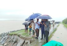 টানা বৃষ্টিতে ক্ষতিগ্রস্ত বাঁশখালীর বেড়িবাঁধ পরিদর্শনে ইউএনও, দ্রুত সংস্কারের নির্দেশ