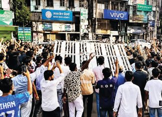 চট্টগ্রাম শিক্ষা বোর্ডের ফটক খুলে নিলেন শিক্ষার্থীরা
