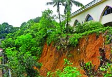 লালখান বাজার পোড়া কলোনি এলাকায় পাহাড় ধস