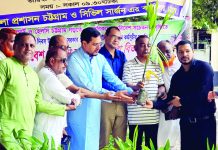 পরিবেশ সচেতনতায় গ্রিন চট্টগ্রাম এ্যালায়েন্সের লিফলেট ও চারা বিতরণ