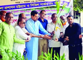 পরিবেশ সচেতনতায় গ্রিন চট্টগ্রাম এ্যালায়েন্সের লিফলেট ও চারা বিতরণ