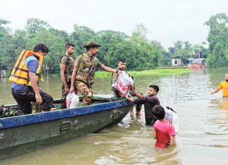 তিন পার্বত্য জেলায় বন্যায় ক্ষতিগ্রস্ত মানুষের পাশে সেনাবাহিনী