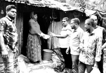 আনোয়ারায় পানিবন্দি মানুষের মাঝে ত্রাণ বিতরণ