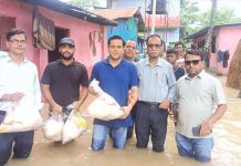 আনোয়ারায় টানা বৃষ্টিতে পানিবন্দি পরিবারে ত্রাণ বিতরণ