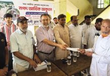 বাঁশখালীতে বন্যাদুর্গতদের মাঝে খুলশী ক্লাবের ৬ লাখ টাকা নগদ সহায়তা