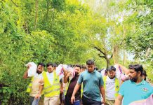 ত্রাণের বস্তা কাঁধে নিয়ে দুর্গতদের কাছে পৌঁছে দিলেন নাহিদ ও হাসনাত