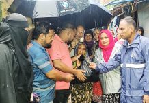 বায়েজিদে মহিলা দলের ত্রাণসামগ্রী বিতরণ